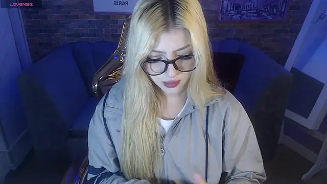 Snapshot of Kitty_fox_b chatting on March 18, 12:50 pm Kitty fox b online show from March 18, 12:50 pm