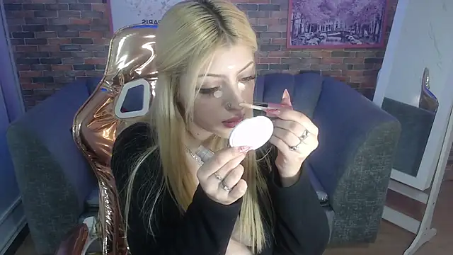 Snapshot of Kitty_fox_b chatting on February 25, 1:00 pm Kitty fox b online show from February 25, 1:00 pm