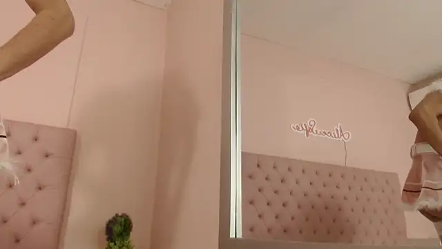 Snapshot of alice_sofia chatting on October 22, 1:32 pm alice sofia online show from October 22, 1:32 pm