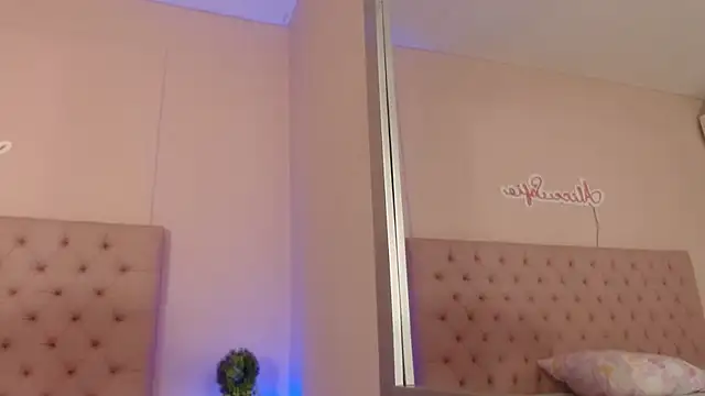 Snapshot of alice_sofia chatting on October 20, 1:44 pm alice sofia online show from October 20, 1:44 pm