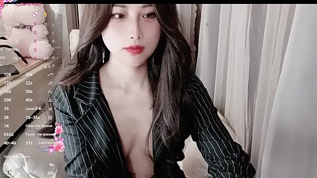 Snapshot of Blossom-666 chatting on February 19, 6:43 pm Blossom-666 online show from February 19, 6:43 pm