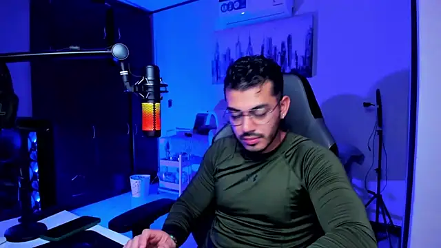 BrunoD31 online show from December 2, 3:19 am