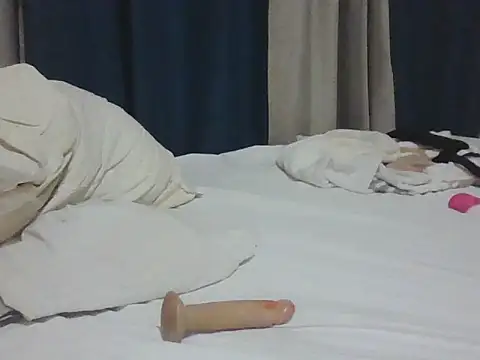 Snapshot of adele-33 chatting on March 2, 5:08 am adele-33 online show from March 2, 5:08 am