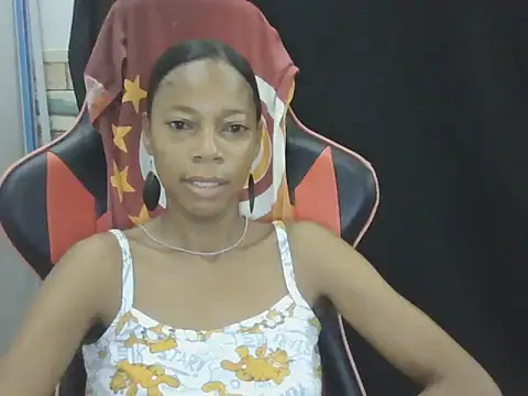 Snapshot of adele-33 chatting on November 8, 11:47 am adele-33 online show from November 8, 11:47 am