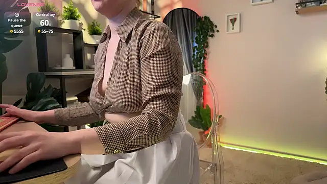 Lella Ryann  online show from March 12, 7:25 pm