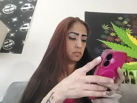 Snapshot of SexiiiMexiii chatting on February 14, 9:32 pm SexiiiMexiii online show from February 14, 9:32 pm
