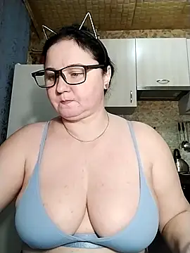 Holly-69 online show from April 4, 5:30 pm