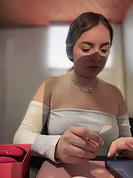 imlindapink online show from December 1, 3:35 pm