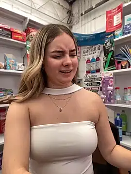 imlindapink online show from April 8, 4:30 pm