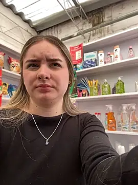 imlindapink online show from April 9, 7:20 pm