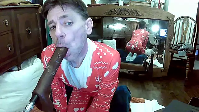 Snapshot of MaxJr8008 chatting on December 4, 8:46 am MaxJr8008 online show from December 4, 8:46 am