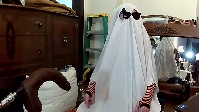 Snapshot of MaxJr8008 chatting on October 30, 6:55 am MaxJr8008 online show from October 30, 6:55 am