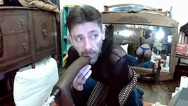 Snapshot of MaxJr8008 chatting on November 23, 7:07 am MaxJr8008 online show from November 23, 7:07 am