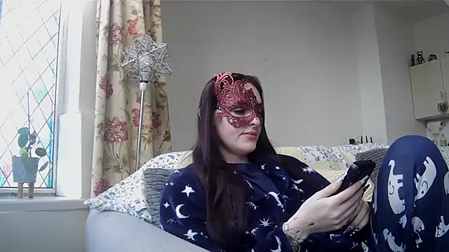 LexiSnowUK online show from March 18, 9:34 am