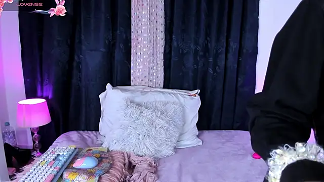  jade white  online show from March 18, 12:28 pm