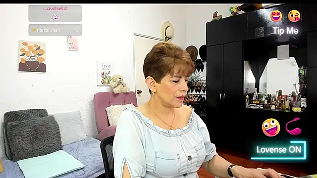 Snapshot of Angelina_Stone_65 chatting on January 18, 9:18 pm Angelina Stone 65 online show from January 18, 9:18 pm