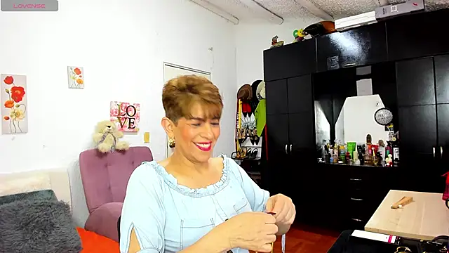 Snapshot of Angelina_Stone_65 chatting on February 8, 10:29 pm Angelina Stone 65 online show from February 8, 10:29 pm