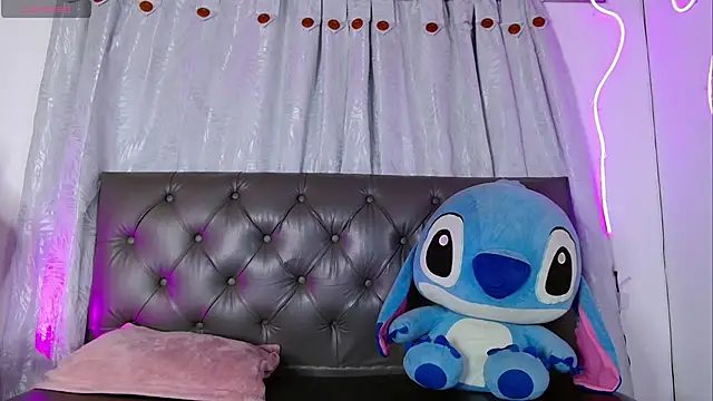 Snapshot of evie_cloud chatting on May 26, 1:37 am evie cloud online show from May 26, 1:37 am