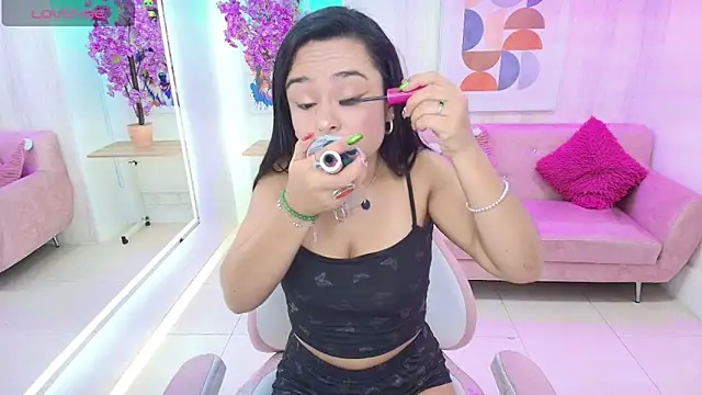 Snapshot of Tiara_rr chatting on November 18, 8:01 pm Tiara rr online show from November 18, 8:01 pm