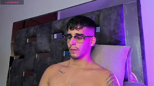 iamcamiloo  online show from March 19, 3:52 am