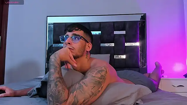 iamcamiloo  online show from March 5, 9:59 pm