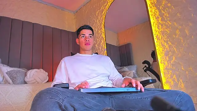 Snapshot of Benjamin_More chatting on December 3, 3:51 am Benjamin More online show from December 3, 3:51 am