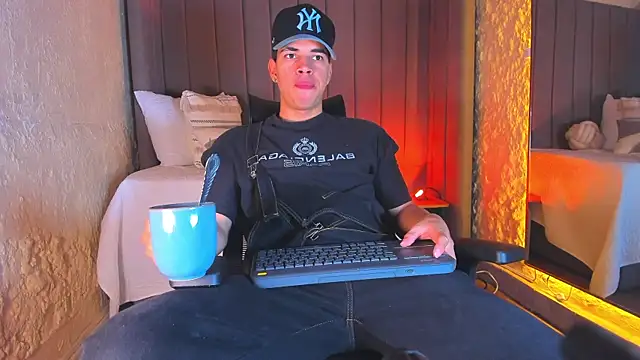 Snapshot of Benjamin_More chatting on November 28, 1:55 pm Benjamin More online show from November 28, 1:55 pm