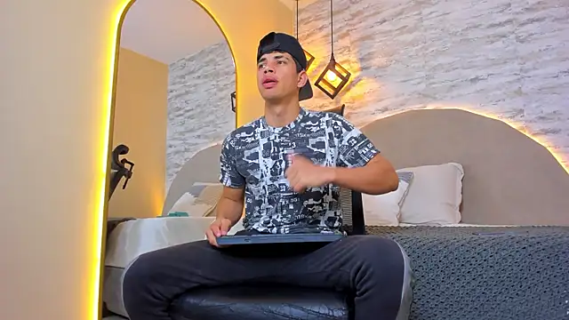 Snapshot of Benjamin_More chatting on November 6, 11:36 am Benjamin More online show from November 6, 11:36 am