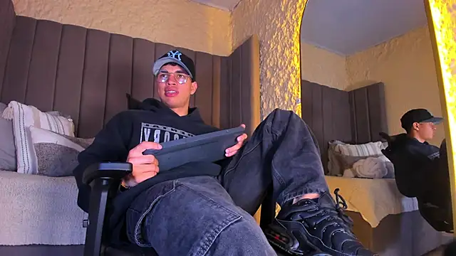 Benjamin More online show from December 19, 2:59 am