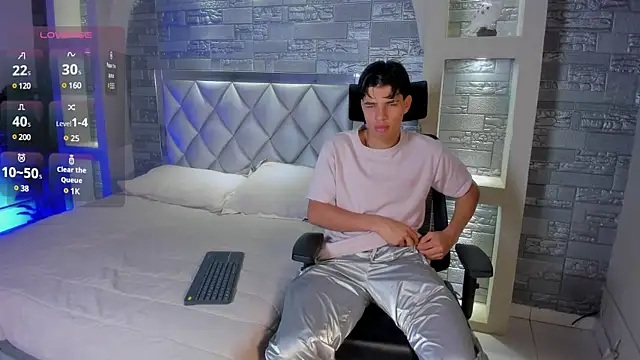 Snapshot of Benjamin_More chatting on March 21, 10:28 pm Benjamin More online show from March 21, 10:28 pm