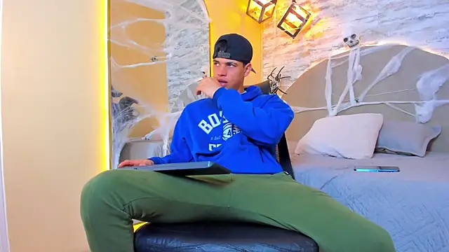 Snapshot of Benjamin_More chatting on October 21, 12:37 pm Benjamin More online show from October 21, 12:37 pm