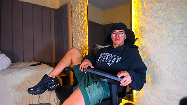 Benjamin More online show from December 18, 2:16 am