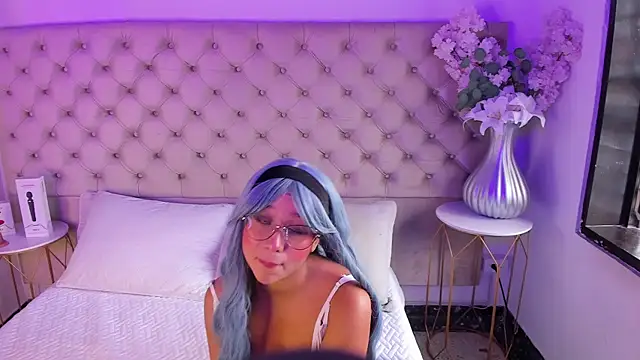 MelanieRoah online show from September 16, 1:23 pm