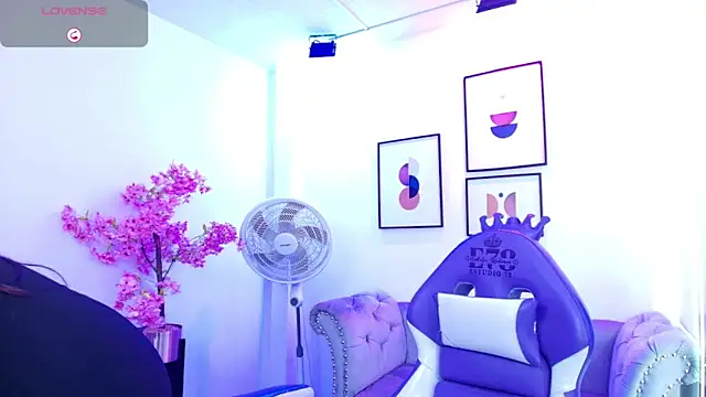 Snapshot of Ema_louis_ chatting on June 10, 7:37 pm Ema louis online show from June 10, 7:37 pm