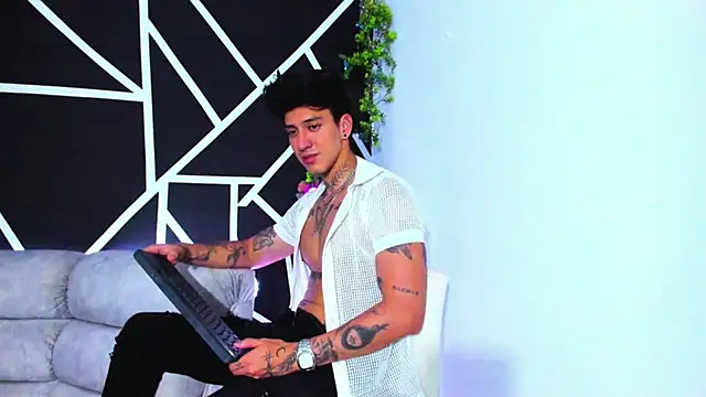 JUSTIN FULLER1 online show from February 7, 12:42 am