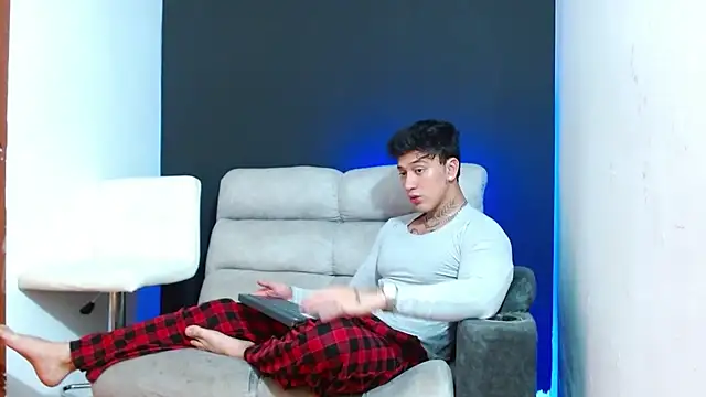 JUSTIN FULLER1 online show from April 9, 6:14 pm