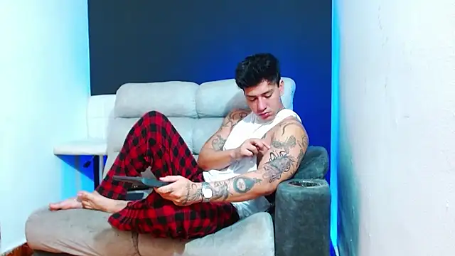 JUSTIN FULLER1 online show from April 12, 6:33 pm