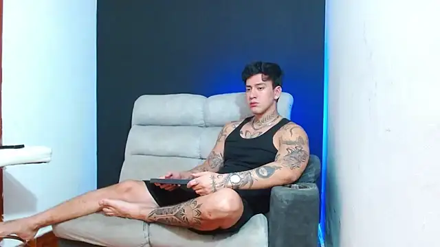 JUSTIN FULLER1 online show from June 11, 3:31 pm