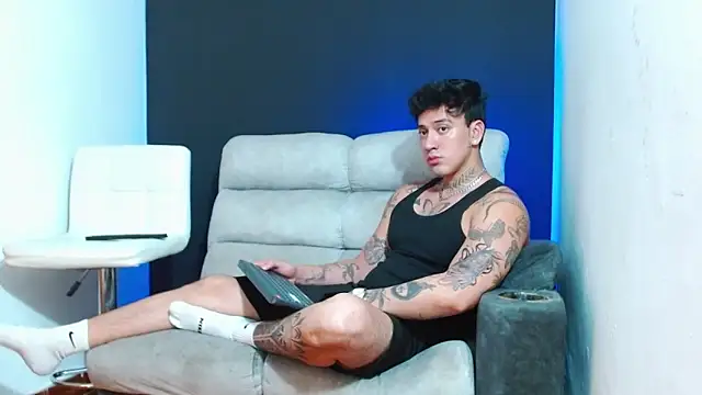 JUSTIN FULLER1 online show from April 16, 5:08 am