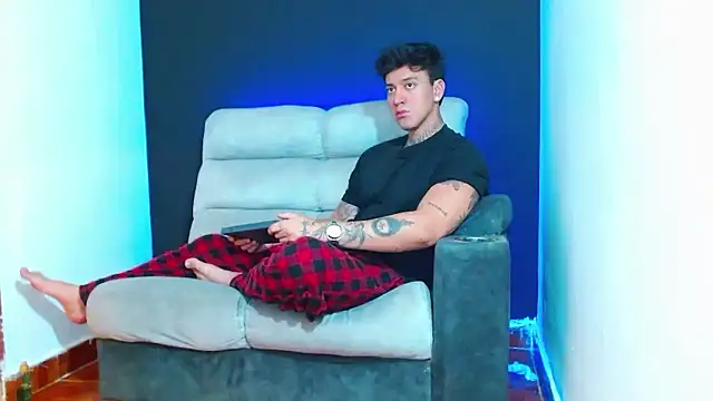 JUSTIN FULLER1 online show from January 9, 6:26 pm