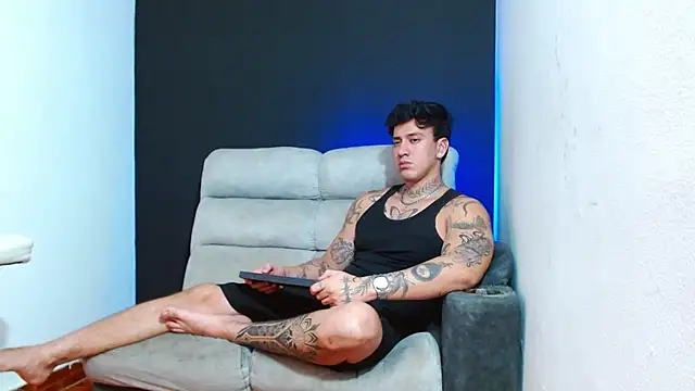 JUSTIN FULLER1 online show from June 12, 4:32 am