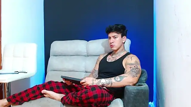 JUSTIN FULLER1 online show from April 30, 8:27 pm