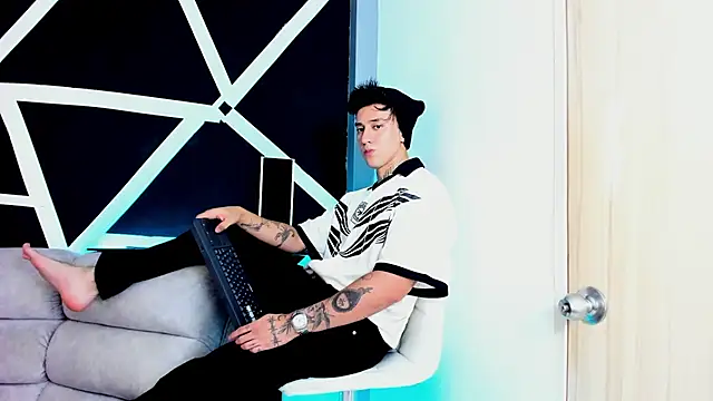 JUSTIN FULLER1 online show from September 11, 7:03 pm