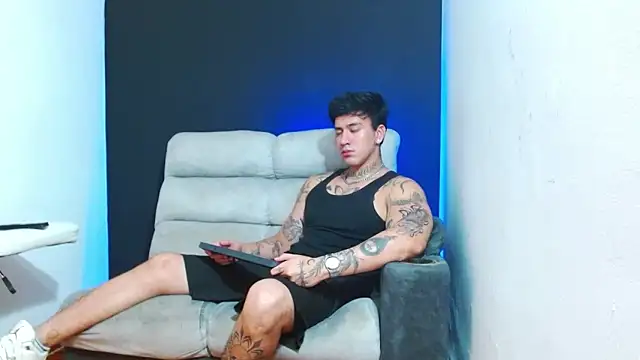 JUSTIN FULLER1 online show from May 8, 10:46 pm
