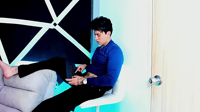 JUSTIN FULLER1 online show from September 19, 7:07 pm