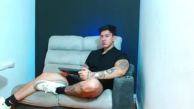 JUSTIN FULLER1 online show from July 10, 5:29 am