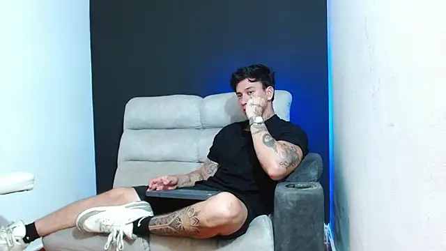 JUSTIN FULLER1 online show from June 24, 9:01 pm