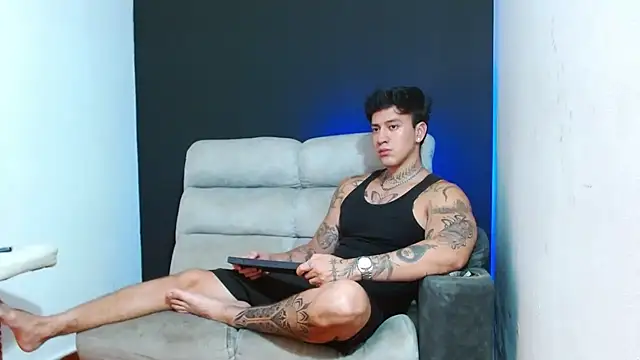 JUSTIN FULLER1 online show from June 28, 11:33 pm