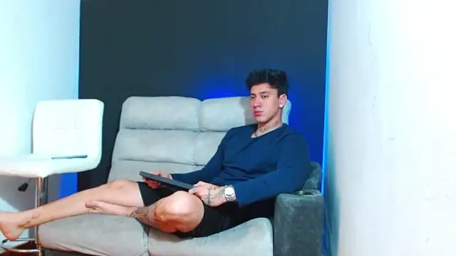 JUSTIN FULLER1 online show from March 12, 7:18 pm