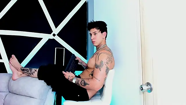 JUSTIN FULLER1 online show from October 1, 8:46 pm